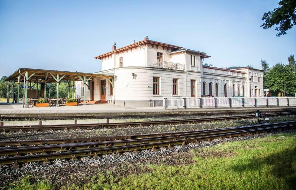 Nostalgischer Kaiserbahnhof Bad Doberan Extérieur photo